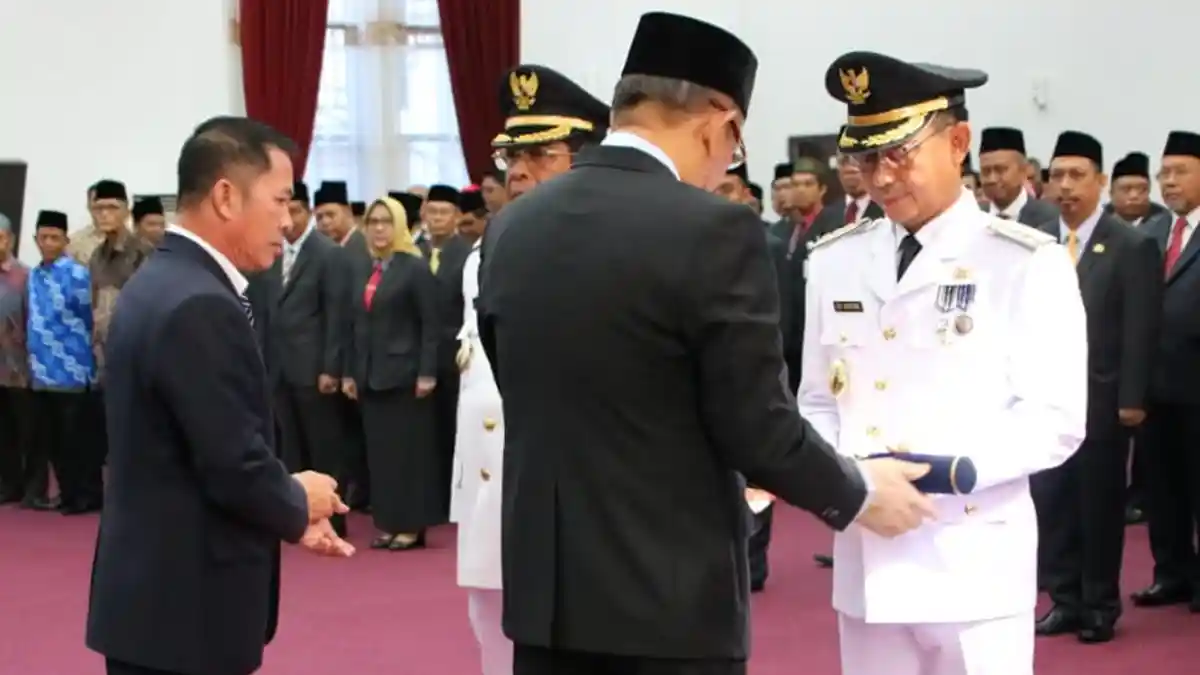 Gubernur Sutarmidji Lantik Wali Kota Edi Kamtono dan Bupati Gusti Ramlana - sutarmidji-sematkan.jpg