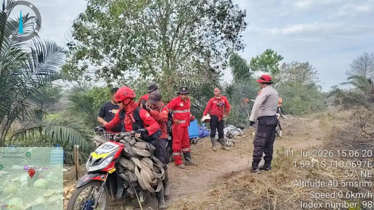 Polsek Matan Hilir Utara Bersama Manggala Agni Dan Warga Lakukan Pemadaman Kebakaran Lahan - Tribunpontianak.co.id