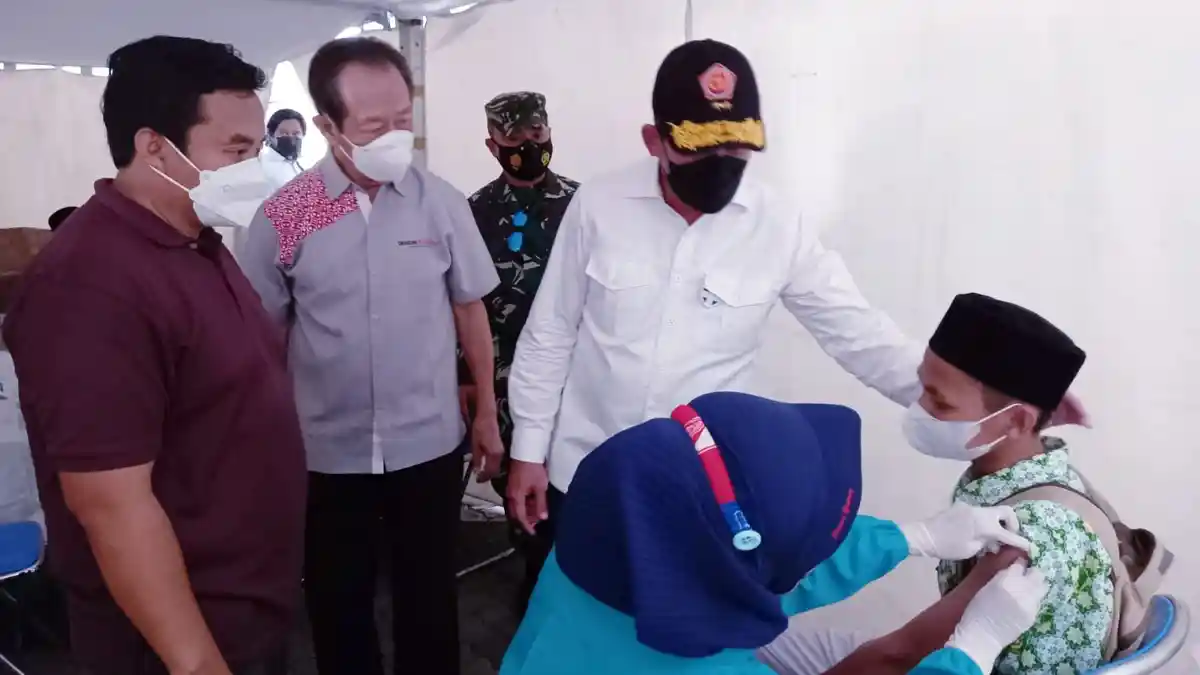 Mayjen Achmad Riad Tinjau Langsung Vaksinasi Covid-19 ke GOR Djarum