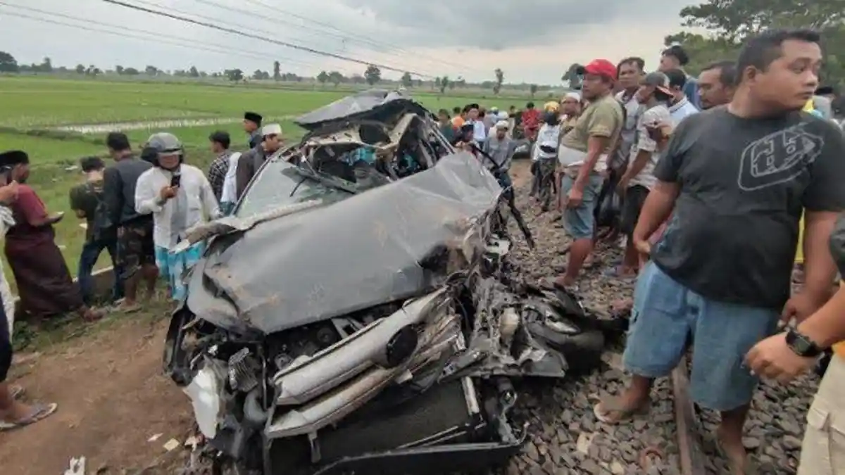 KECELAKAAN MAUT Innova Ditabrak KA Logawa Saat Melintas, 4 Orang Tewas di TKP, Ini Daftar Korbannya