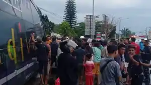 Warga-memadati-Bus-Eldivo-yang-menabrak-seorang.jpg