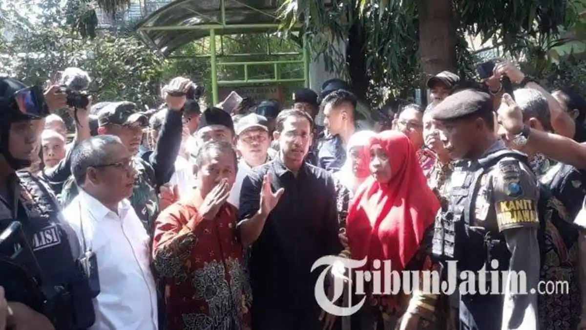 Mendikbud Nadiem Makarim Datangi SDN Gentong Kota Pasuruan yang Atapnya Ambruk dan Tewaskan 2 Orang