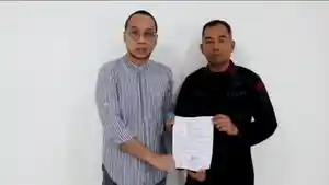Perwira-Sat-Brimob-Polda-Sumut-AKP-HS-kanan-dan-SS-saat-berdamai.jpg