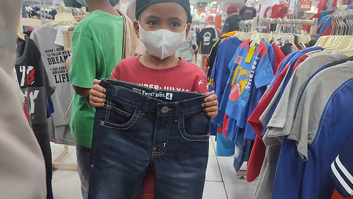 SENYUM Anak Dhuafa Tahfidz Quran Ketika Diperbolehkan Memilih Baju Lebaran Sendiri