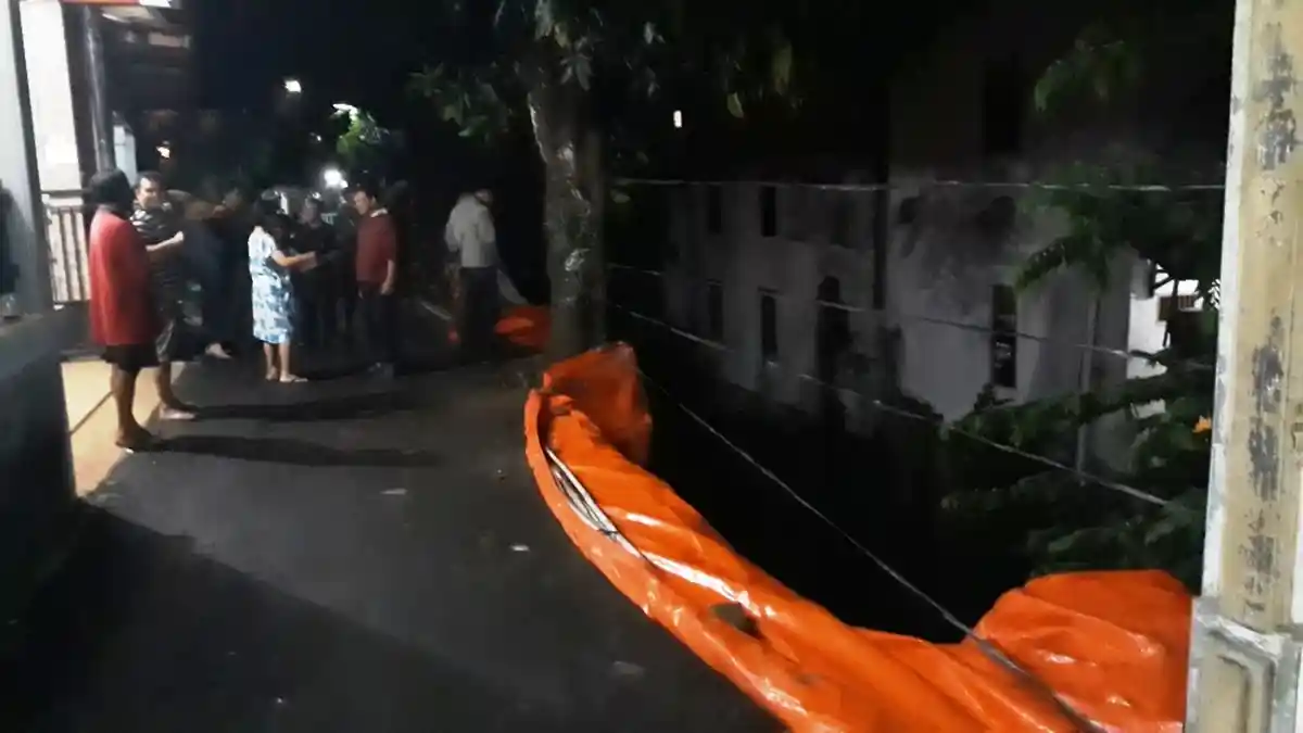 Ngeri, Tanah Longsor Bikin Motor Vega Terperosok Ke Dalam Sungai