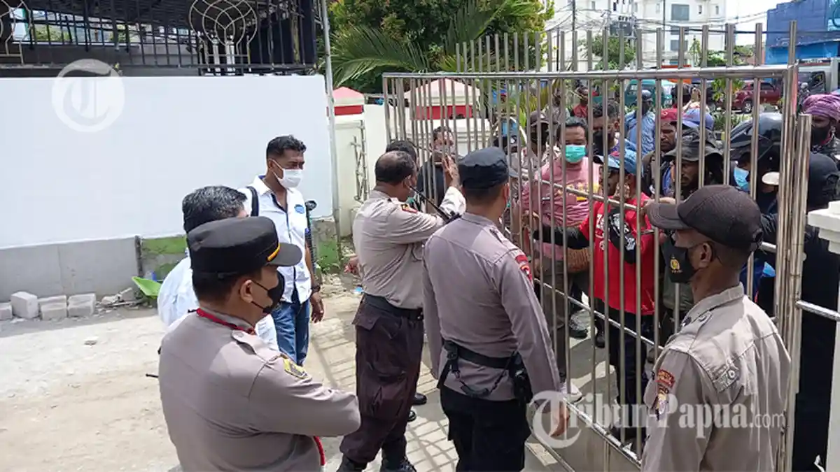 BREAKING NEWS: Sidang Victor Yeimo Berlanjut, Polisi Berjaga di Pengadilan Jayapura
