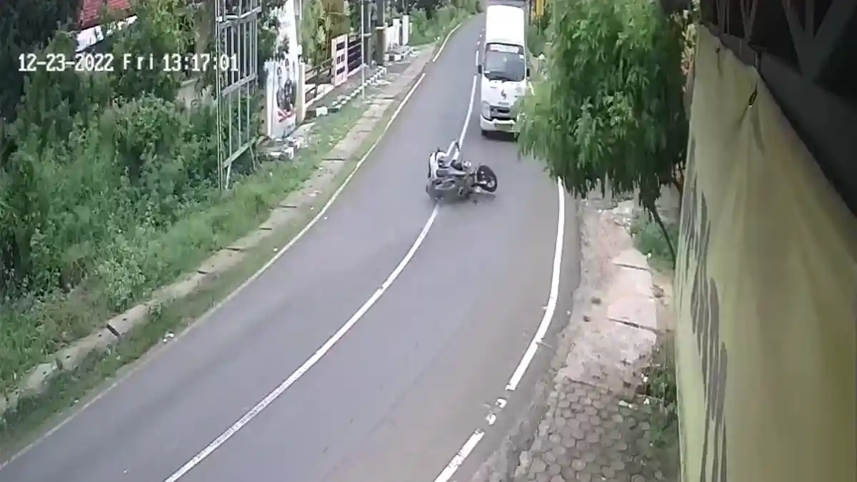 Ngerinya Kecelakaan Maut di Gresik, Motor Hilang Kendali, Dua Orang Meregang Nyawa di Kolong Truk