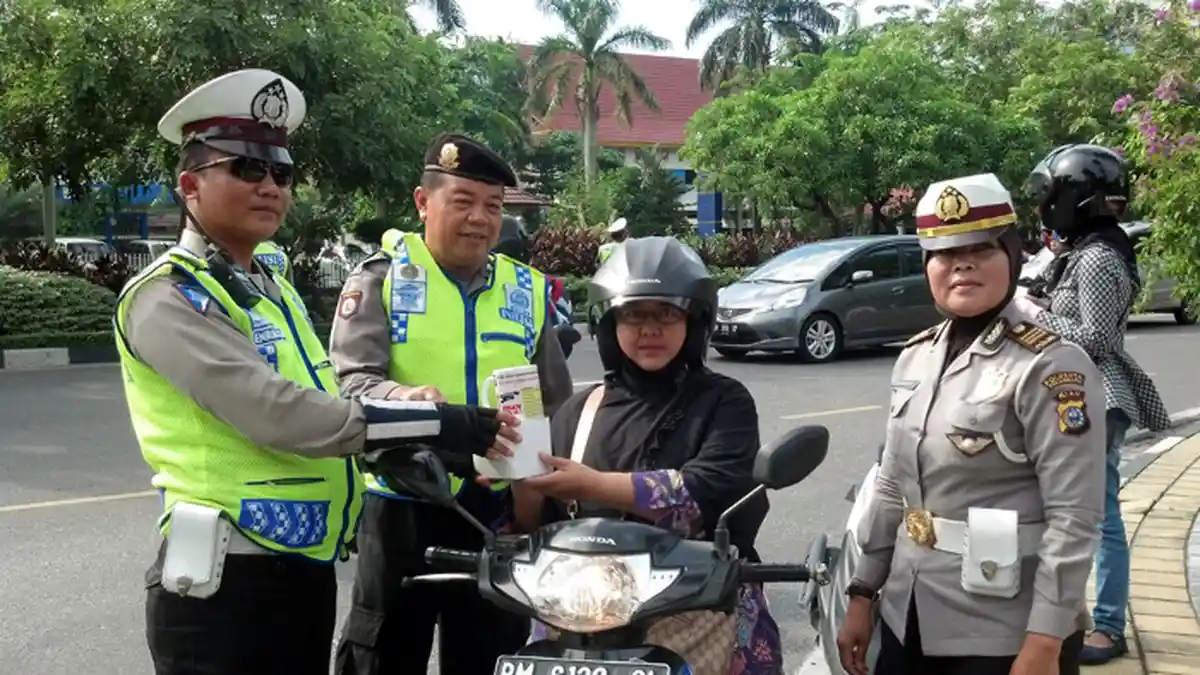 Putri Kaget saat Ditilang Polisi Malah Dapatkan Mug Cantik