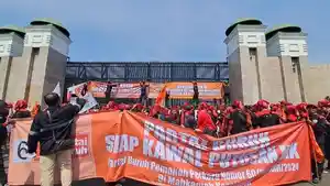 Aksi-demonstrasi-buruh-di-depan-gedung-DPR-RI-Senayan-Jakarta.jpg
