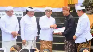 Pemkot-Denpasar-Bali-Ngaturang-Bhakti-Penganyar-di-Pura-Mandhara-Giri-Semeru-Agung.jpg
