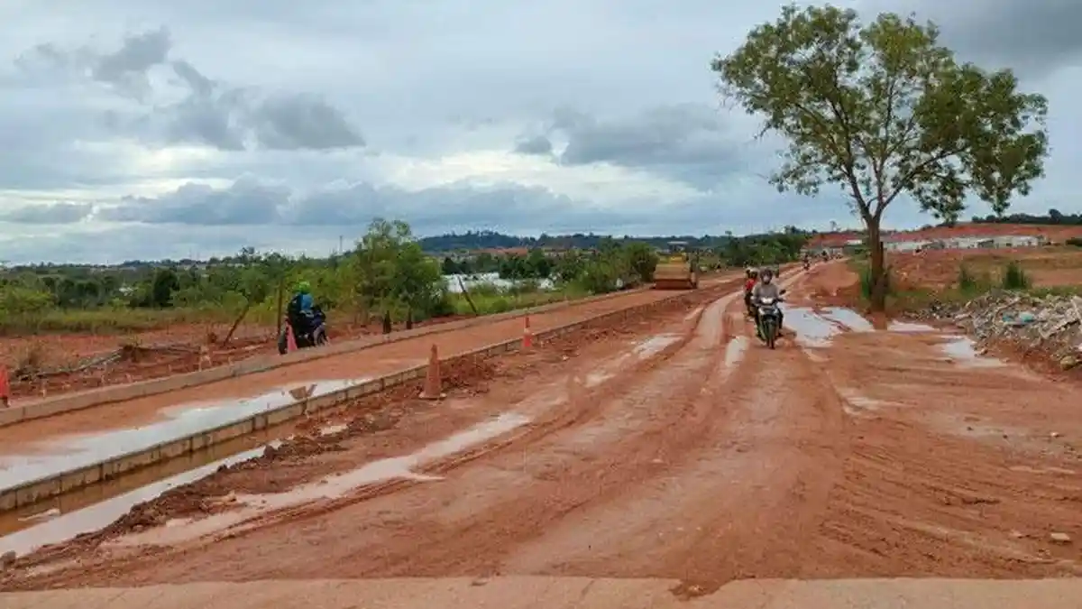Warga Protes Jalan Sambau Licin dan Berlumpur, Ini Penjelasan Kadis BMSDA Batam