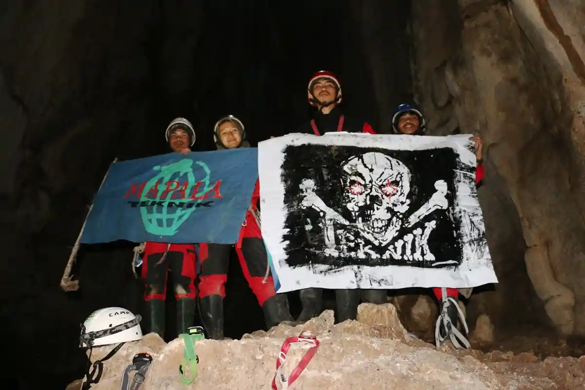 Ini Dia 'Raksasa' Penghuni Gua Terdalam di Pulau Borneo! Temuan Tim Susur Gua Mapala 09 FT Unhas - tim-ekspedisi-gua-iii-mapala-09-ft-unhas-yang-menelusur-perut-bumi-borneo.jpg