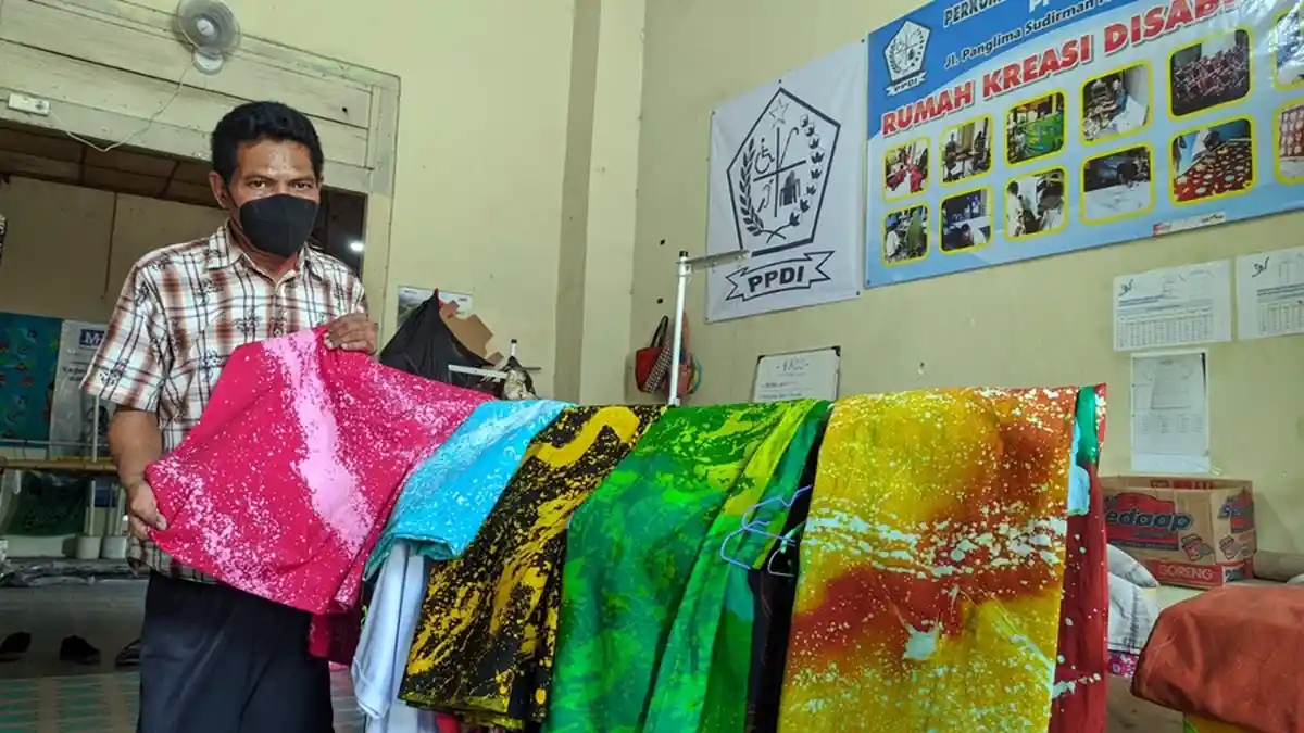 Inilah Batik Ciprat Karya Penyandang Tunadaksa di Pati, Menuangkan Warga Gunakan Sabut Kelapa