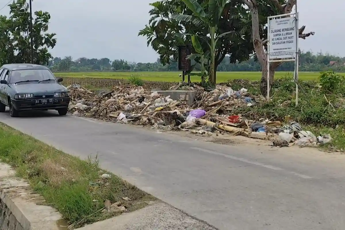 Terlihat Kumuh, Sampah di Jetis Kendal Meluber hingga Badan Jalan, DLH Cek Lokasi !