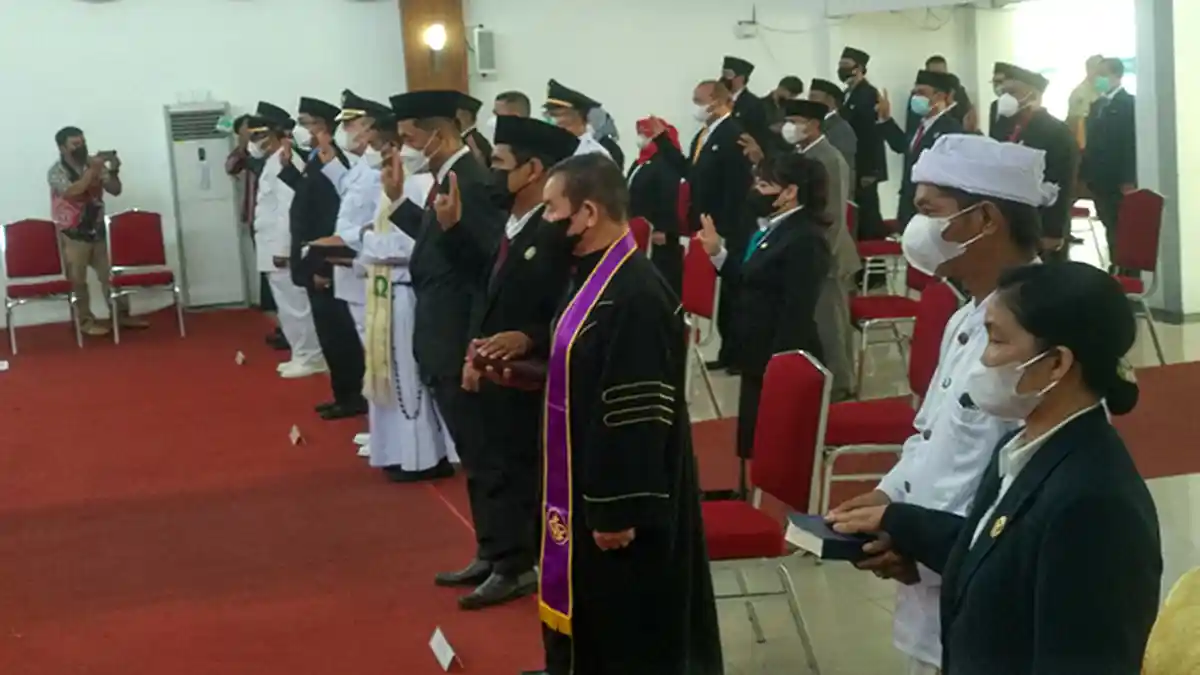 Bupati Fransiskus Diaan Lantik Jabatan Administrator dan Pengawas di Lingkungan Pemkab Kapuas Hulu