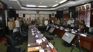 Wakil-Gubernur-Gorontalo-Idah-Syahidah-Rusli-Habibie-bersama-17-Gubernur-lainnya-y.jpg