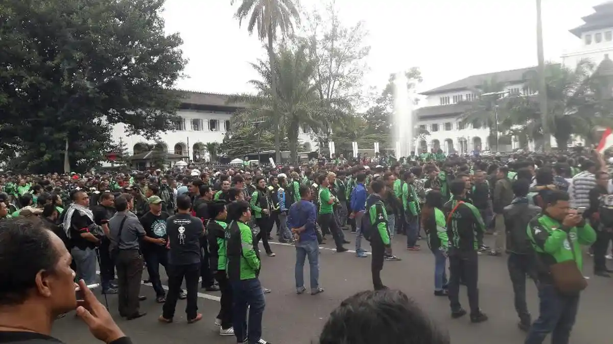 Orator Demonstrasi Ojek Online : Mau Demo atau Mau Selfi?