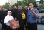Warga Bagikan Makanan dan Pakaian kepada Aparat Keamanan