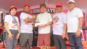Bupati-Badung-Wayan-Adi-Arnawa-Hadiri-Jalan-Sehat-Bersama-1000-Ibu-PKK.jpg