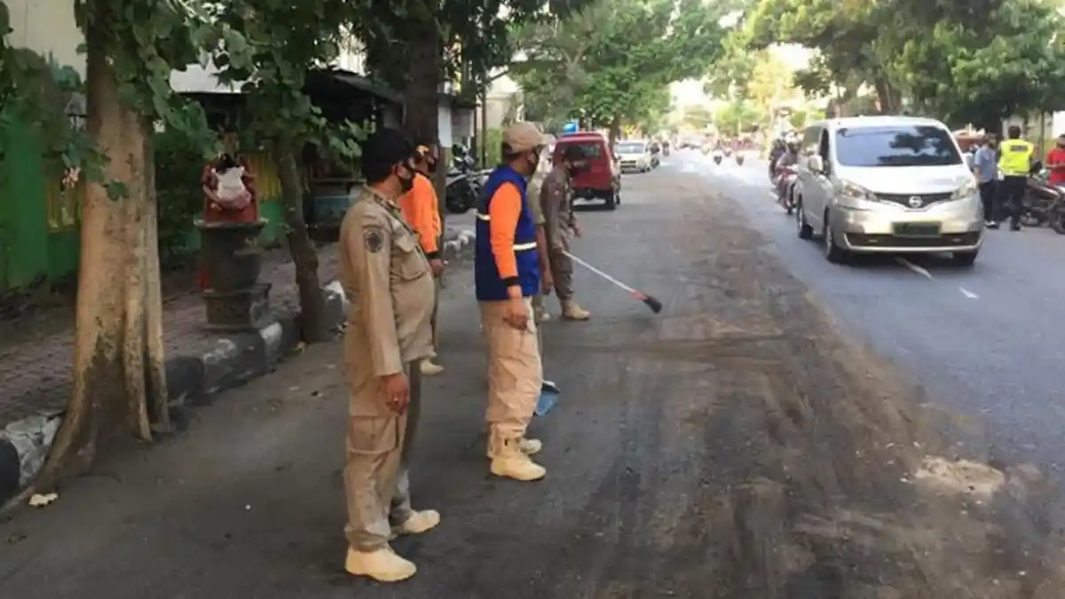 Arus Lalu Lintas di Jalan Brigjen Katamso Kota Kediri Tersendat, Ada Solar Tumpah Sepanjang 70 Meter