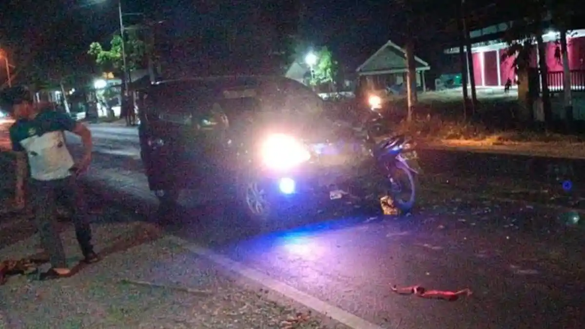 Hendak Mendahului, Mobil Avanza Tabrak Yamaha Vega di Jombang, Pemotor Dilarikan ke RSUD