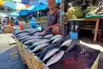 Pasokan Menipis, Harga Ikan di Pasar Impres Namlea Kian Menggigit