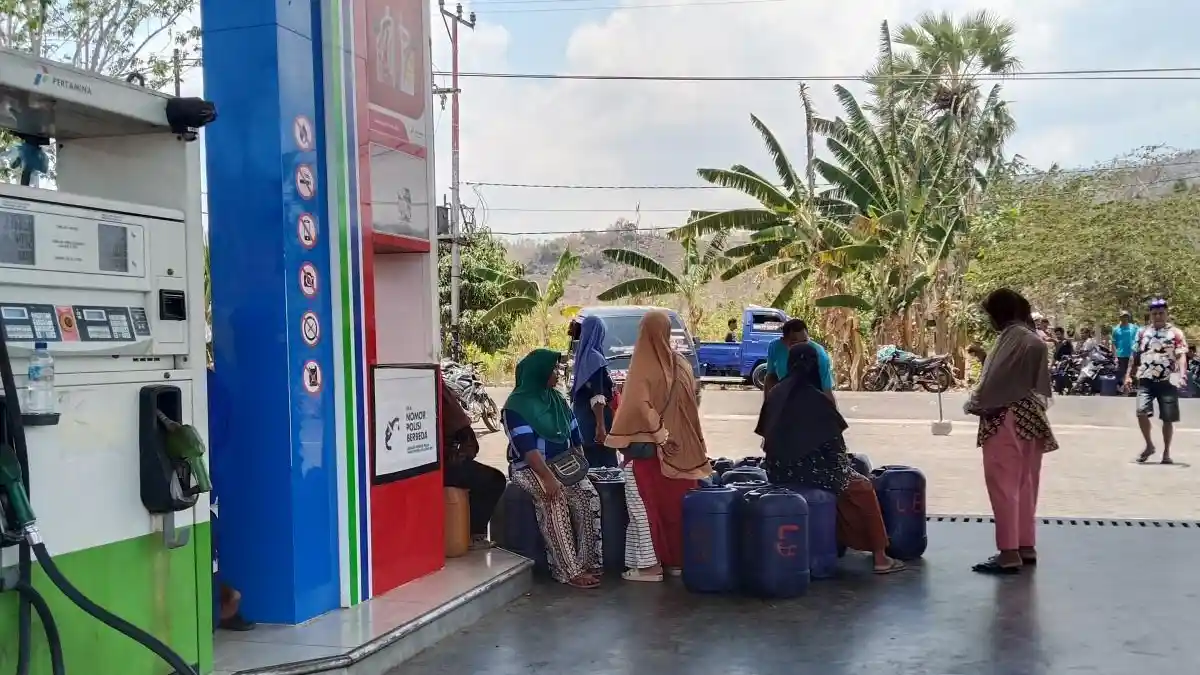 Warga Desa Babokerong Lembata Harap Stok Solar Lebih Banyak