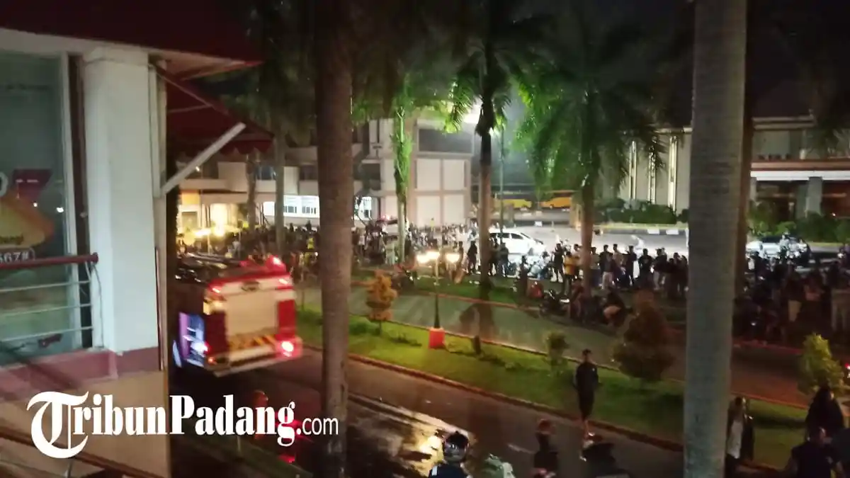 Detik-detik Terjadinya Kebakaran Mini Market di Kawasan Kampus UPI Padang