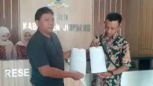 dua-guru-ASN-Jombang-yang-diberhentikan-mengajukan-permohonan-RDP-ke-DPRD.jpg