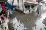 Warga Menunggu Banjir Surut