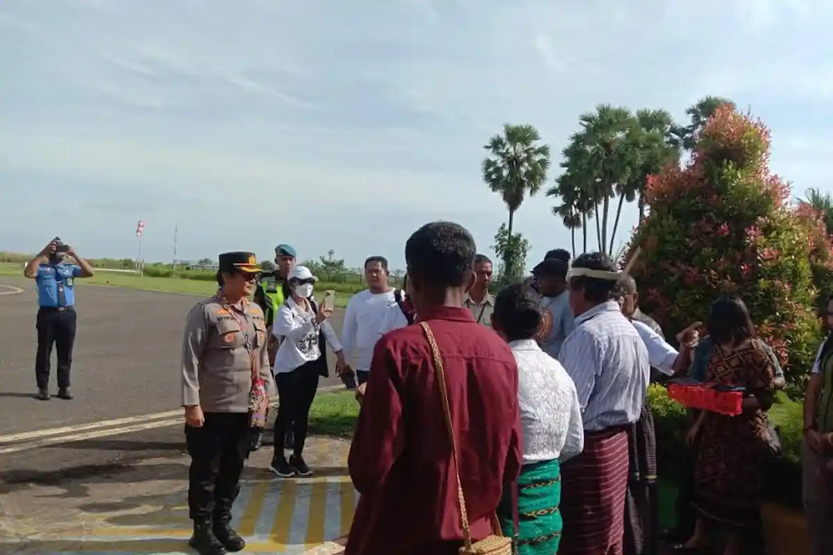 Kapolres AKBP Vivick Tjangkung Disambut Secara Adat di Lembata