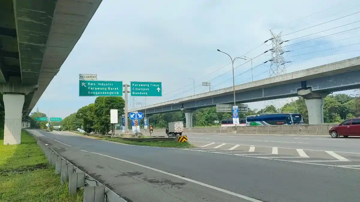 UPDATE Arus Mudik Lebaran 2022: Arus Lalu Lintas di Tol Jakarta-Cikampek KM 47 Lancar Cenderung Sepi