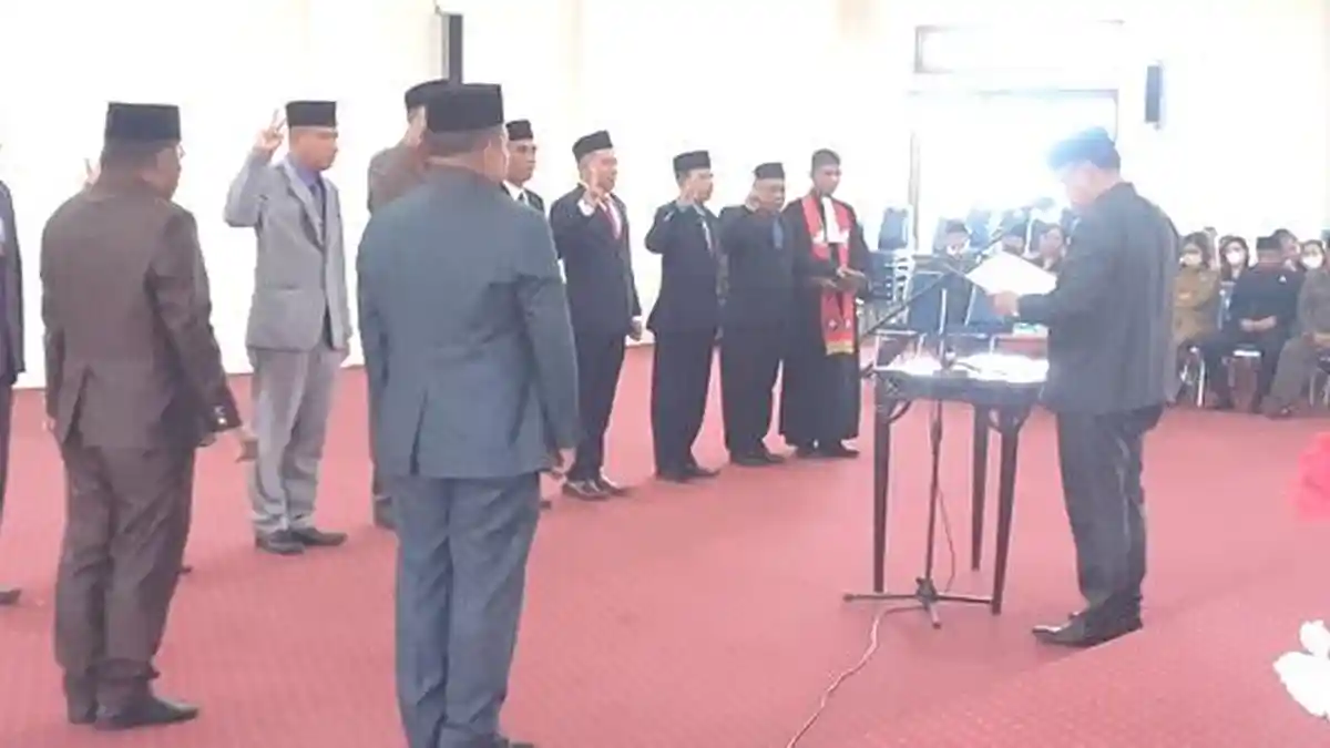 Saat  Melantik 8 Pejabat Eselon II Bupati Yohanis Minta Bekerja Profesional Dan Utamakan Kejujuran