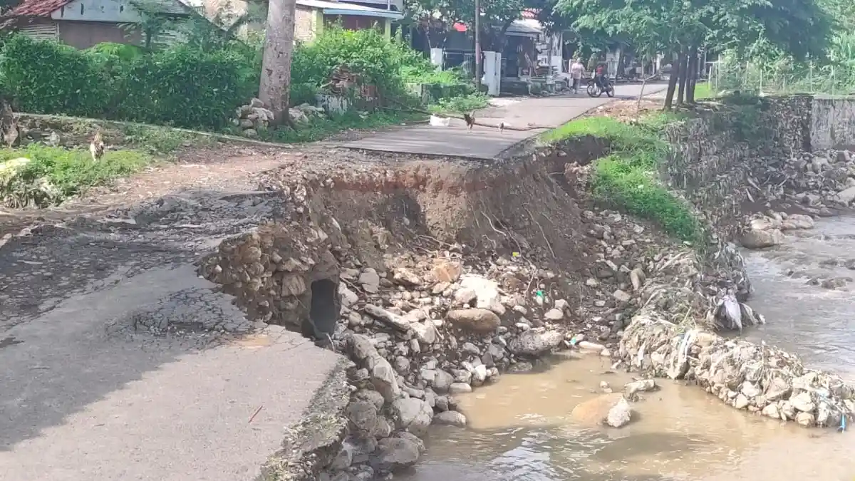 Dihantam Derasnya Air Sungai Cibodas, Jalan Cibodas-Nunuk Majalengka Lumpuh