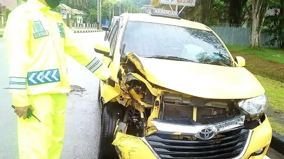 Lepas Kendali, Mobil Taksi Bandara Tabrak Tiang Listrik Hingga Ringsek, Begini Kondisi Sopirnya