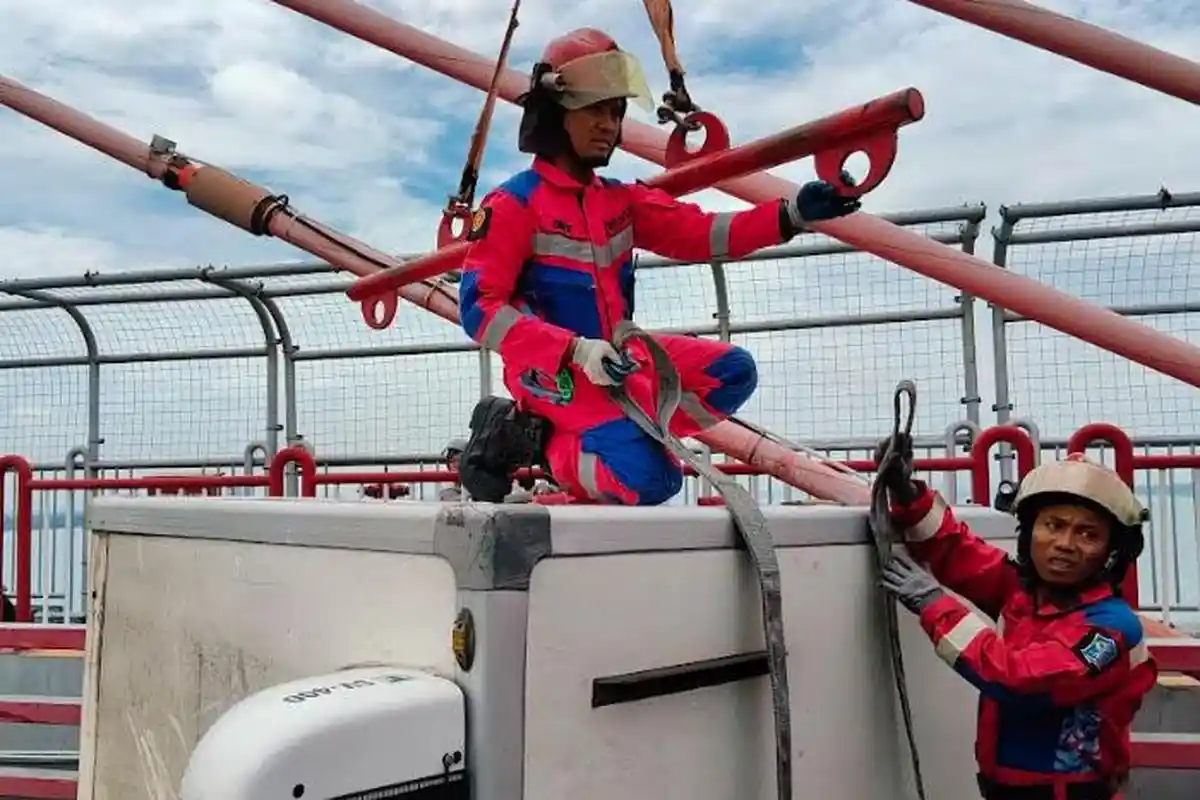 Pikap Pembawa Es Krim Terguling di Suramadu, Pengemudi dan Rekan Luka Parah