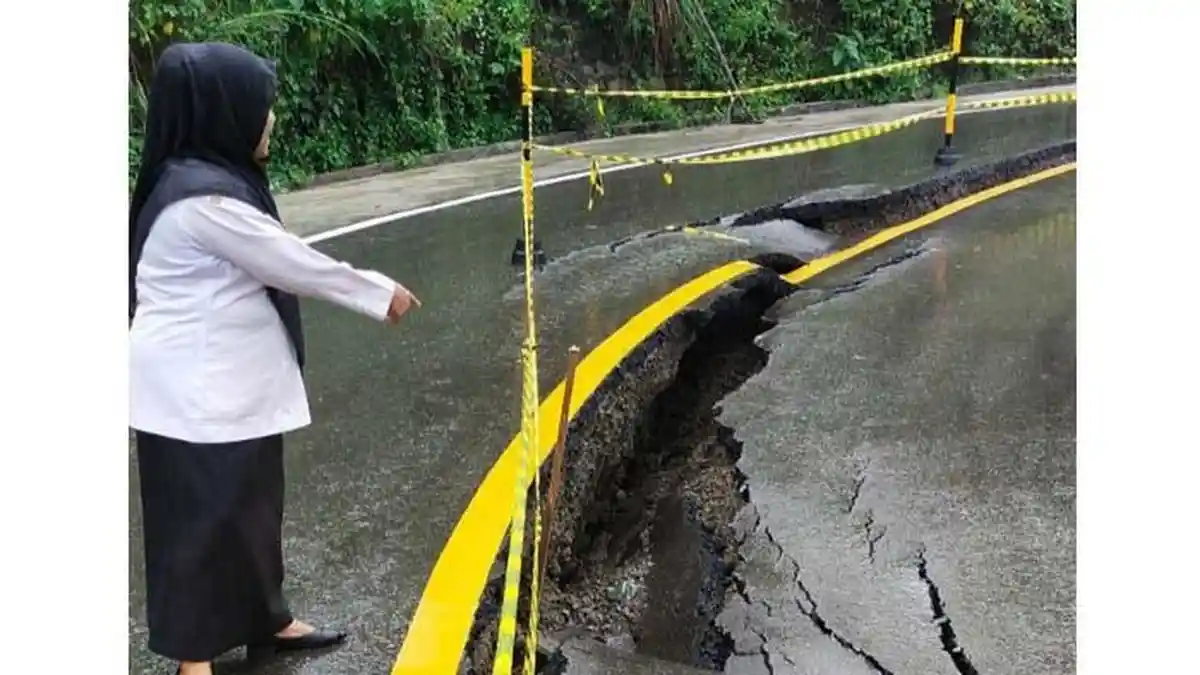Jalan Nasional Keumala - Meulaboh Terbelah Hingga Turun ke Bawah, Kini Dipasang Police Line