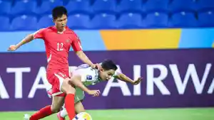 Pemain-Korea-Utara-dan-Uzbekistan-berduel-berebut.jpg