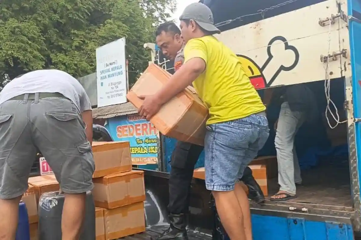 Polisi Curiga Truk Berhenti di Pinggir Jalan Pati, Usai Digeledah Ternyata Angkut Ribuan Botol Arak