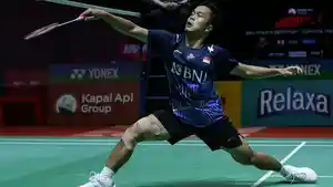 Anthony-Ginting-vs-tunggal-putra-China-Li-Shi-Feng-semifinal-Indonesia-Open-2023.jpg