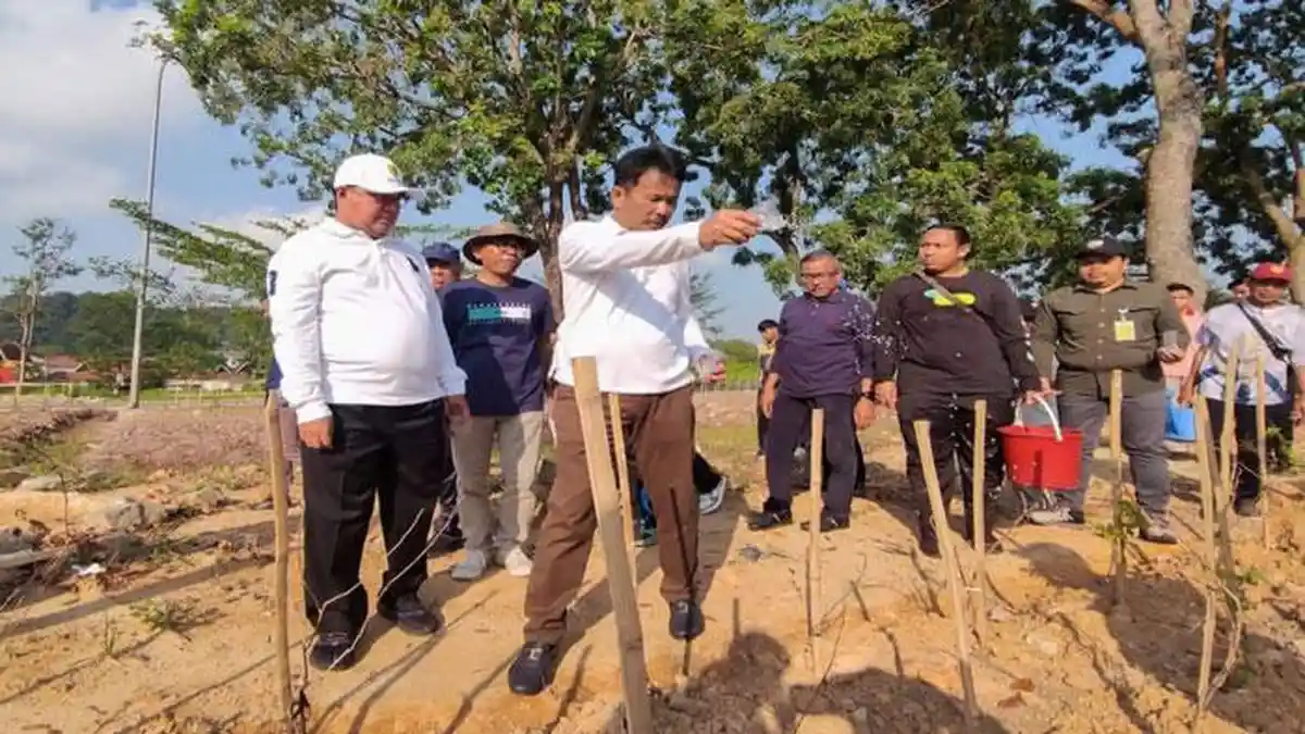 Kepala BP Batam Tanam Pohon Jati Emas di Taman Dang Anom