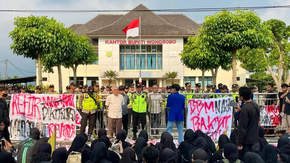 Ratusan Massa Aliansi Wonosobo Melawan Geruduk Kantor Bupati, Soroti MBG hingga Infrastruktur Rusak - Tribunjateng.com