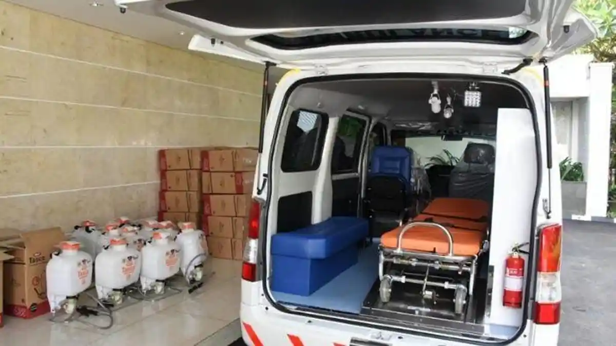 Bamsoet Serahkan Bantuan Ambulance untuk Warga Miskin