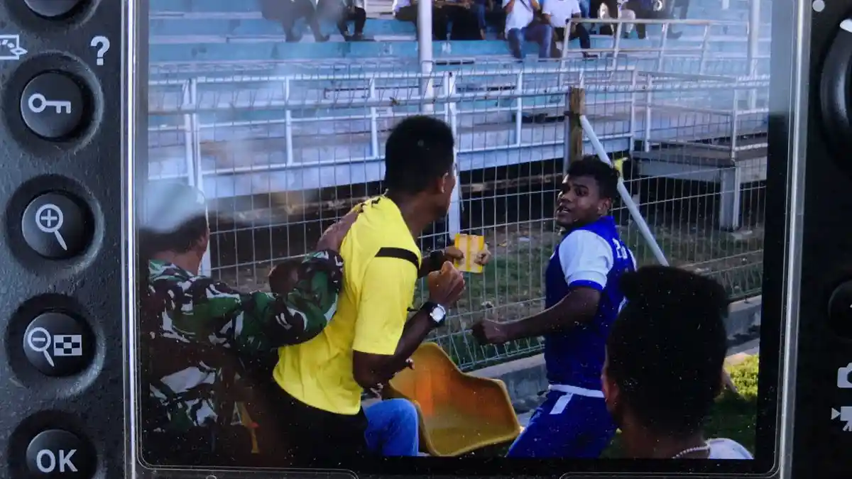 FOTO-FOTO: Kerusuhan pada Laga PSAP Versus Aceh United di Stadion H Dimurthala - rusuh-psap-sigli-versus-aceh-united-fc_20170818_184759.jpg