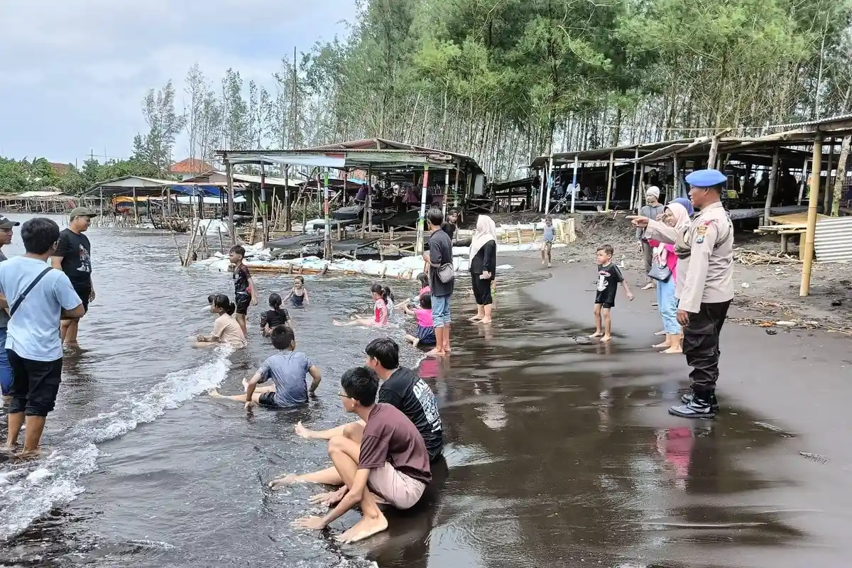 Libur Nataru, Polisi Larang Wisatawan Mandi di Pantai Selatan Jember