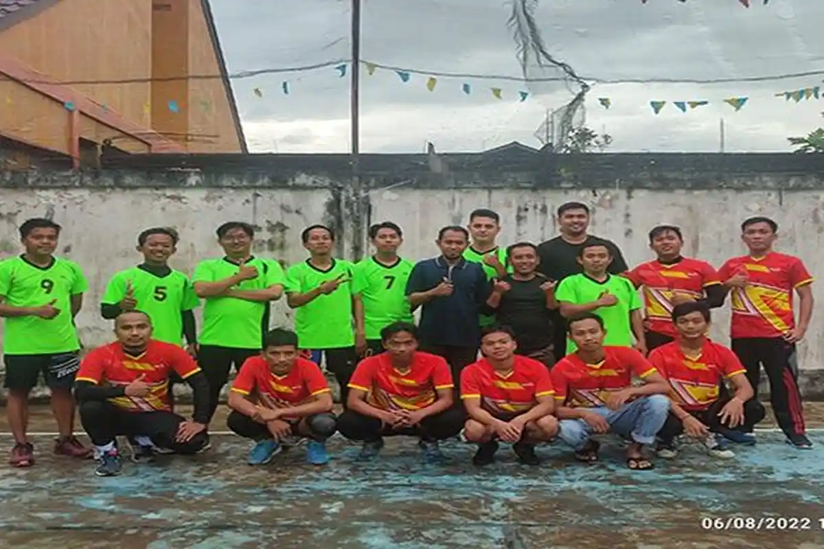 Jalin Silahturahmi, Alumni Asrama Mempawah Adakan Pertandingan Voli Persahabatan dengan Warga Asrama