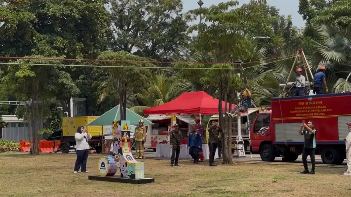 Serunya Main Flying Fox Gratis dengan Mobil Damkar di Balai Kota Jakarta