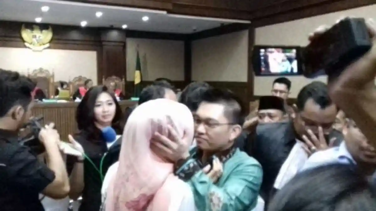 Suami Dituntut 6 Tahun Penjara, Istri Aditya Moha Menangis