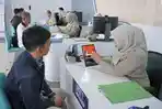 Tampak-pegawai-BPN-kanan-saat-melayani-warga-belum-lama-ini.jpg
