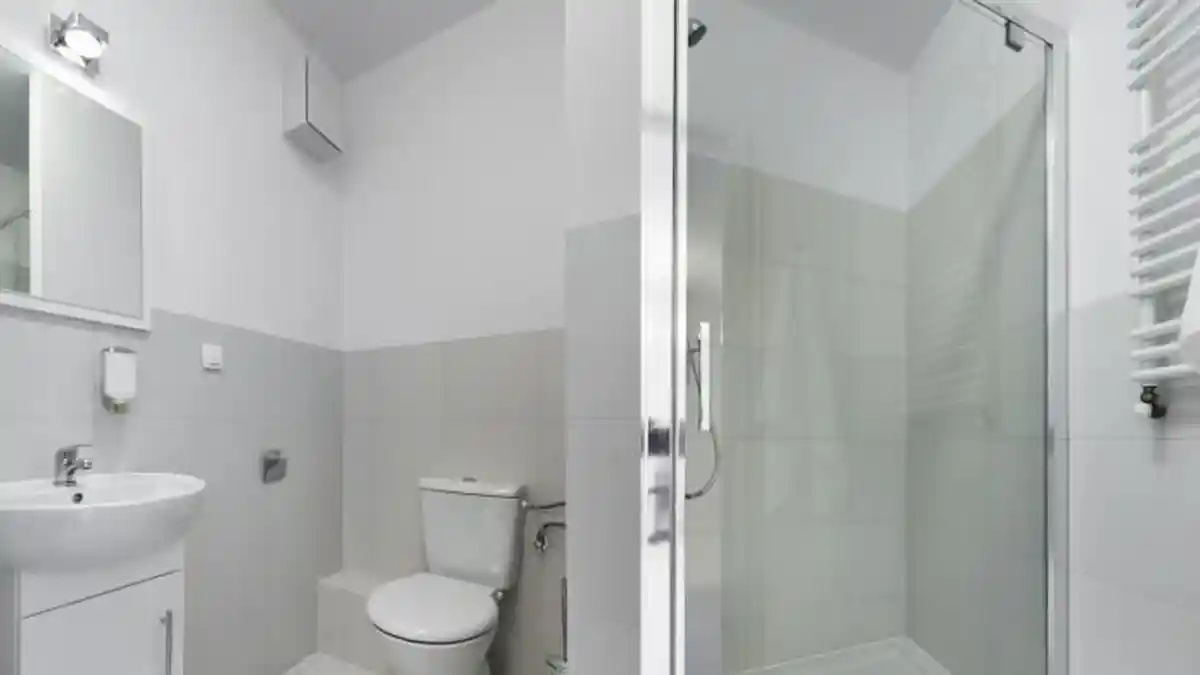 Cara Sederhana Menjaga Kamar Mandi Tetap Bersih dan Terawat, Biasakan Multitasking